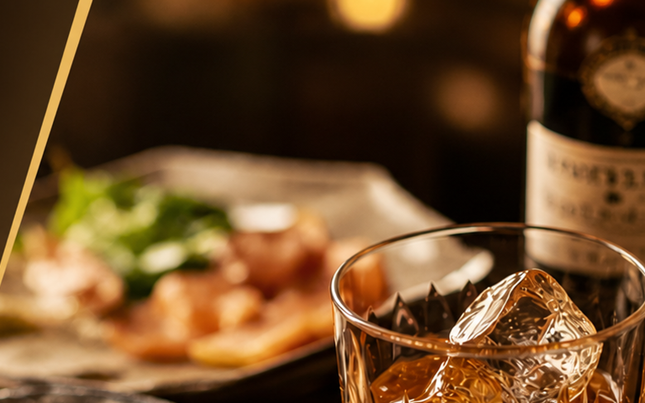 お酒と健康管理をイメージしたグラスと食事